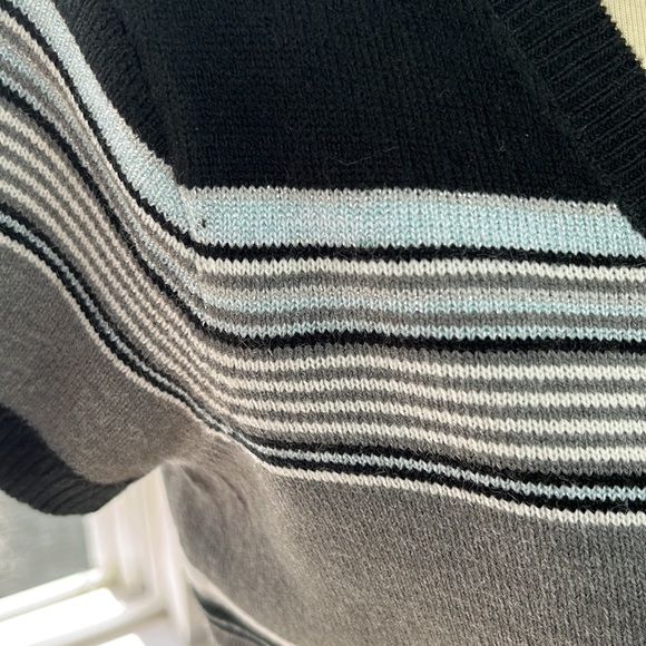 NY & Co V-neck vintage style sweater with short sleeves and tie - Picture 8 of 11